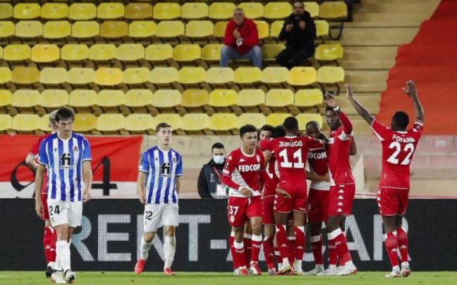 Los jugadores del Mónaco celebran su primer gol ante la decepción txuri-urdin. Los jugadores del Mónaco celebran su primer gol ante la decepción txuri-urdin.