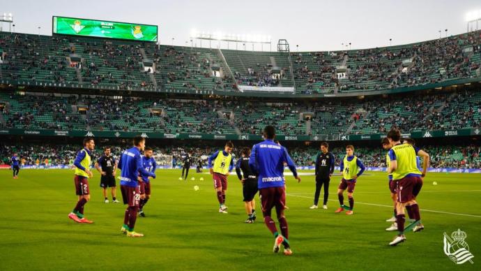 Los jugadores de la Real calientan antes del comienzo del partido.