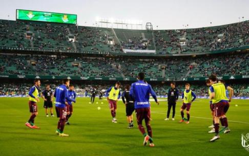Los jugadores de la Real calientan antes del comienzo del partido.