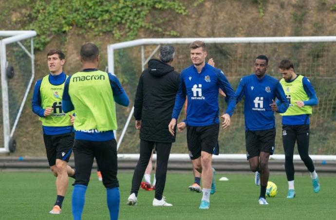 Sorloth, Isak y Aihen saludan a Imanol en Zubieta. Foto: Ruben Plaza