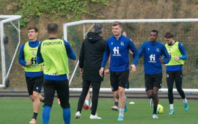 Sorloth, Isak y Aihen saludan a Imanol en Zubieta. Foto: Ruben Plaza