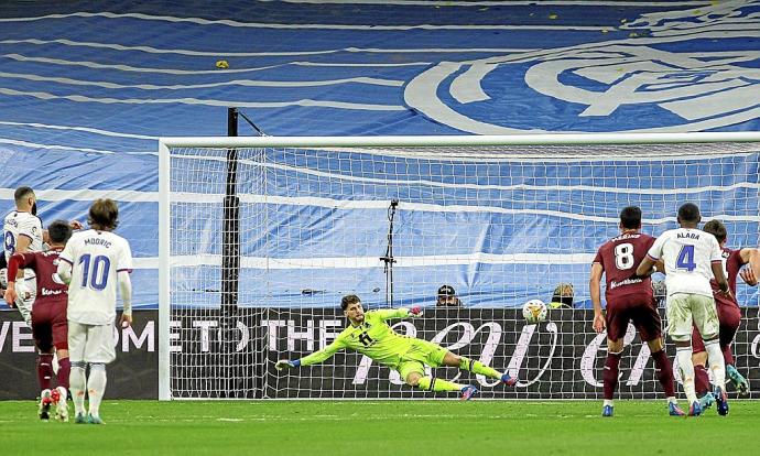 Benzema bate a Remiro en el que supuso el tercer gol del Real Madrid, el pasado sábado en el Bernabéu. Foto: Europa Press