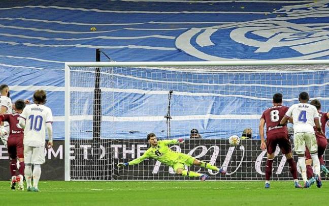 Benzema bate a Remiro en el que supuso el tercer gol del Real Madrid, el pasado sábado en el Bernabéu. Foto: Europa Press