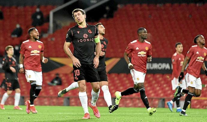 Mikel Oyarzabal lamenta su fallo en el penalti que lanzó en Old Trafford. Foto: Efe