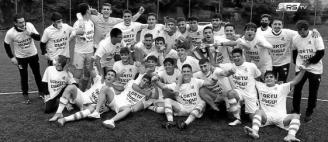 Los jugadores de la Real C posan con camisetas conmemorativas del ascenso. Foto: N.G.