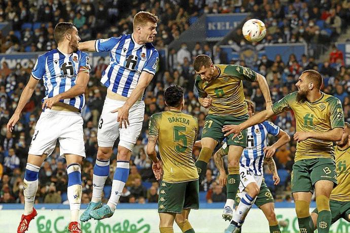 Sorloth remata desviado un saque de esquina botado por la Real durante el segundo tiempo, el viernes frente al Betis. Foto: Efe