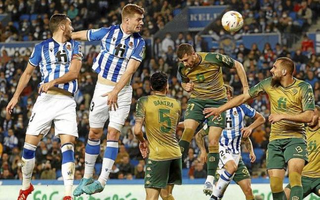 Sorloth remata desviado un saque de esquina botado por la Real durante el segundo tiempo, el viernes frente al Betis. Foto: Efe