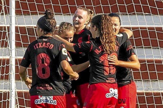 Las jugadoras realistas celebran uno de los tres goles que marcaron ayer al Valencia. Foto: LaLiga