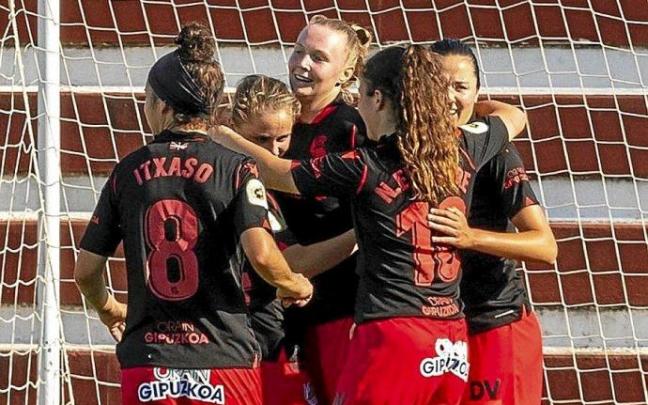 Las jugadoras realistas celebran uno de los tres goles que marcaron ayer al Valencia. Foto: LaLiga