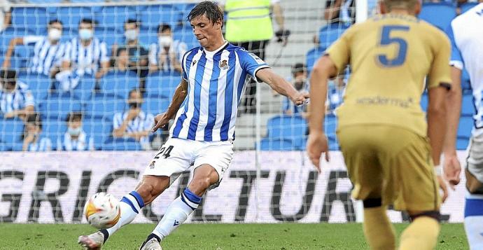 Robin Le Normand golpea el balón en presencia de Radoja en un lance del partido del sábado ante el Levante.