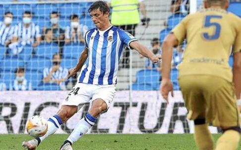 Robin Le Normand golpea el balón en presencia de Radoja en un lance del partido del sábado ante el Levante.
