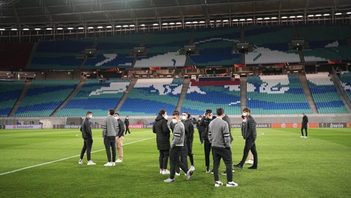 Los jugadores de la Real, sobre el césped del Red Bull Arena, donde hoy se jugarán el primer asalto del pase a octavos contra el Leipzig