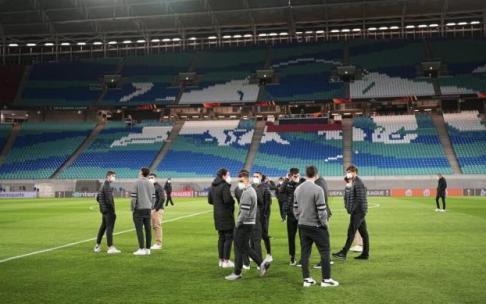 Los jugadores de la Real, sobre el césped del Red Bull Arena, donde hoy se jugarán el primer asalto del pase a octavos contra el Leipzig