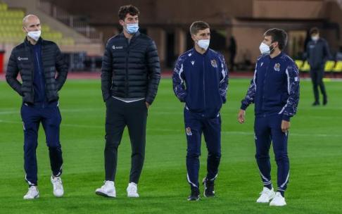 Jon Guridi, Unai Marrero, Aihen Muñoz y Portu, paseando por el verde del Luis II de Mónaco.