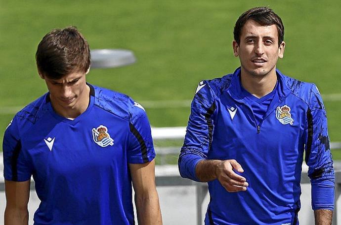 Le Normand y Oyarzabal, ayer antes del entrenamiento en Zubieta. Foto: Real Sociedad