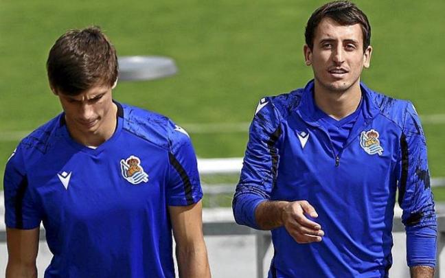 Le Normand y Oyarzabal, ayer antes del entrenamiento en Zubieta. Foto: Real Sociedad