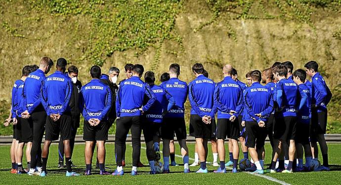 Los jugadores de la Real atienden a Imanol Alguacil durante el entrenamiento de ayer. Foto: Real Sociedad