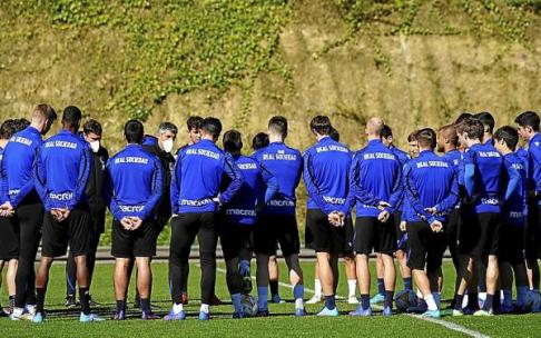 Los jugadores de la Real atienden a Imanol Alguacil durante el entrenamiento de ayer. Foto: Real Sociedad