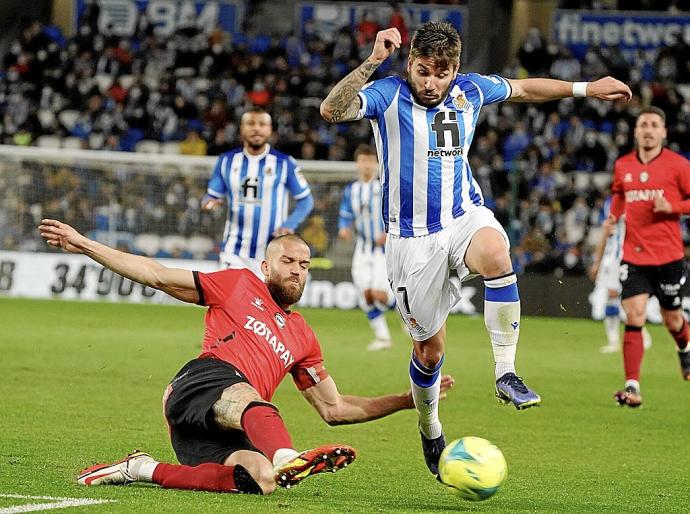 Portu trata de escaparse de Laguardia, en el partido de la última temporada disputado en Anoeta entre la Real y el Alavés.