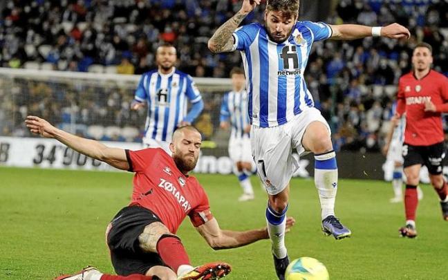 Portu trata de escaparse de Laguardia, en el partido de la última temporada disputado en Anoeta entre la Real y el Alavés.