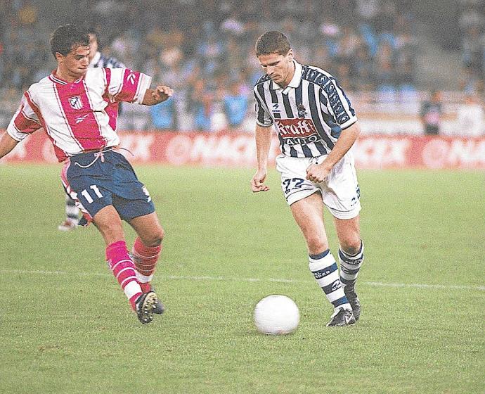 Dietmar Kühbauer se dispone a encarar a Jordi Lardín en su época como jugador de la Real. Foto: MD