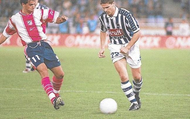 Dietmar Kühbauer se dispone a encarar a Jordi Lardín en su época como jugador de la Real. Foto: MD Dietmar Kühbauer se dispone a encarar a Jordi Lardín en su época como jugador de la Real. Foto: MD