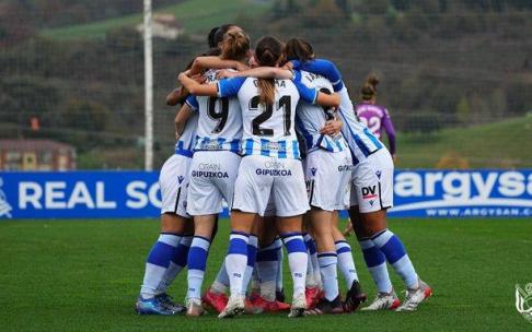 Las jugadoras realistas celebran uno de los tres goles marcados este mediodía al Granadilla.