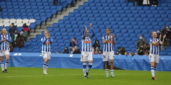 Las jugadoras de la Real celebran la victoria ante el Athletic.