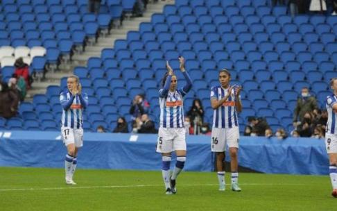 Las jugadoras de la Real celebran la victoria ante el Athletic. Las jugadoras de la Real celebran la victoria ante el Athletic.