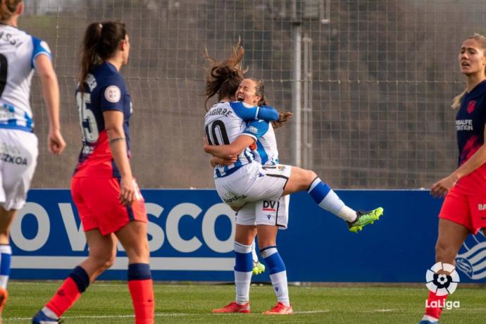 Amaiur y Nerea celebranel gol de la tolosarra.