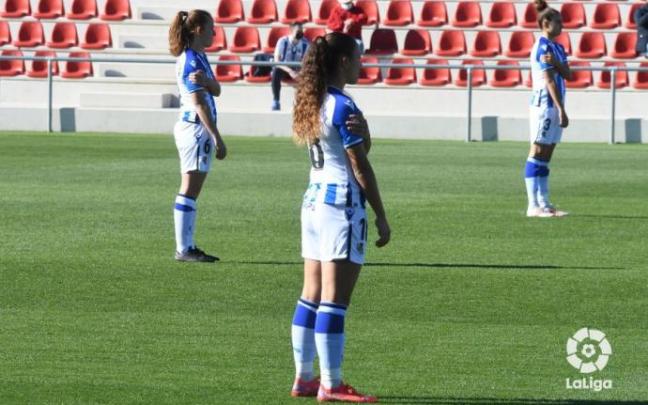 Las jugadoras de la Real se tapan la manga de la camiseta en señal de protesta. Las jugadoras de la Real se tapan la manga de la camiseta en señal de protesta.