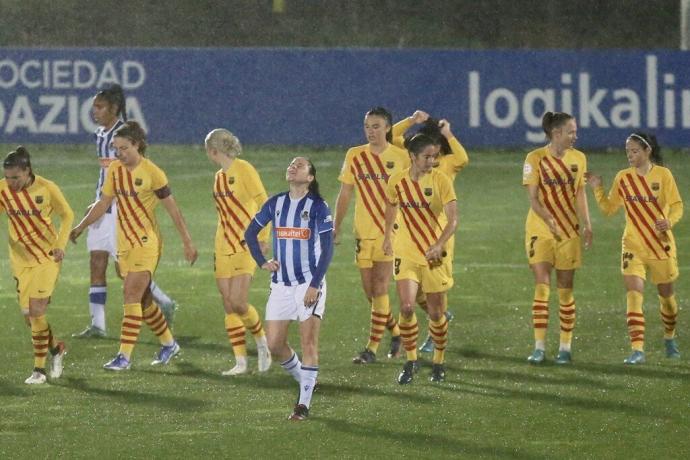 Nuria Rábano se lamenta de uno de los goles encajados entre la alegría de las jugadoras del conjunto catalán.