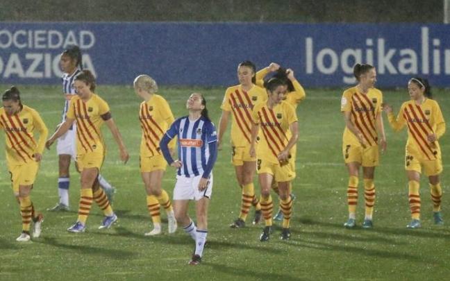 Nuria Rábano se lamenta de uno de los goles encajados entre la alegría de las jugadoras del conjunto catalán.