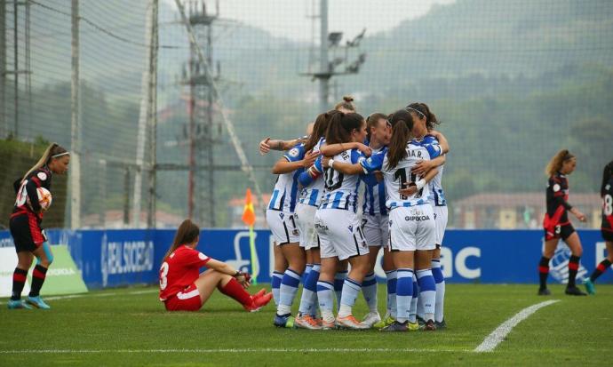 Las jugadoras realistas celebran uno de los cuatro goles que marcaron al Rayo en Zubieta el pasado domingo.