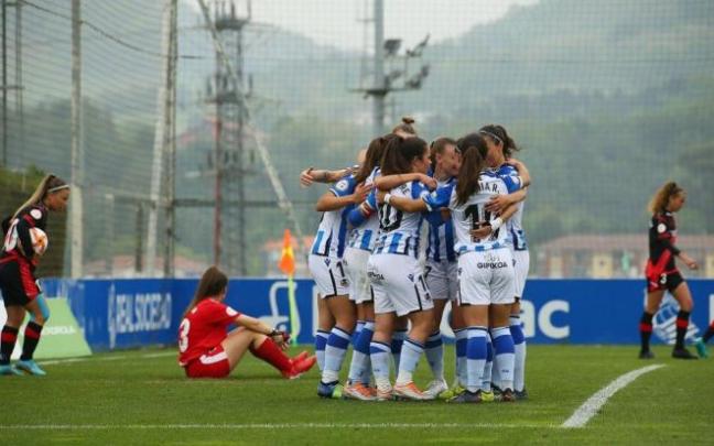 Las jugadoras realistas celebran uno de los cuatro goles que marcaron al Rayo en Zubieta el pasado domingo.