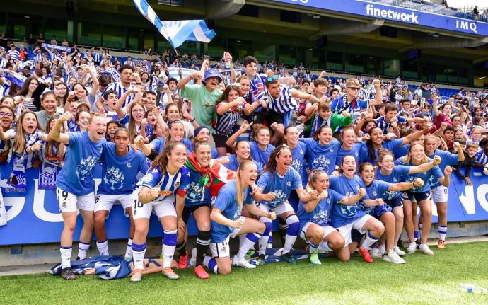 La plantilla de la Real Sociedad posa con la afición detrás tras ganar al Alavés 6-1 en Anoeta en la última jornada liguera.