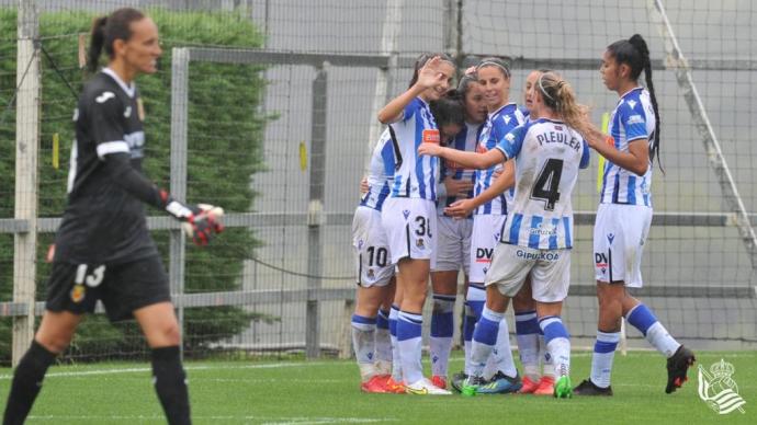 Las jugadoras realistas celebran uno de los cuatro goles que han marcado al Villarreal.