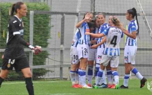Las jugadoras realistas celebran uno de los cuatro goles que han marcado al Villarreal. Las jugadoras realistas celebran uno de los cuatro goles que han marcado al Villarreal.