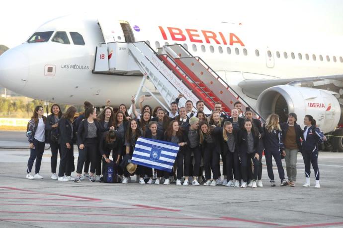 La plantilla femenina de la Real Sociedad posa a su llegada al aeropuerto de Hondarribia.