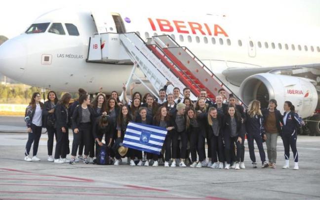 La plantilla femenina de la Real Sociedad posa a su llegada al aeropuerto de Hondarribia. La plantilla femenina de la Real Sociedad posa a su llegada al aeropuerto de Hondarribia.