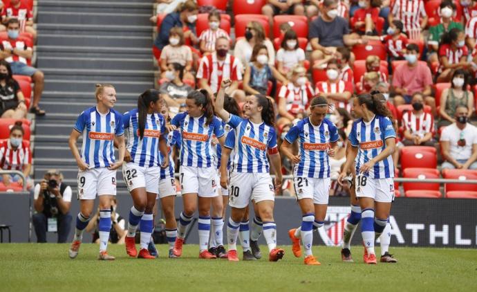 Las jugadoras realistas celebran el gol de la victoria ante el Athletic en San Mamés.