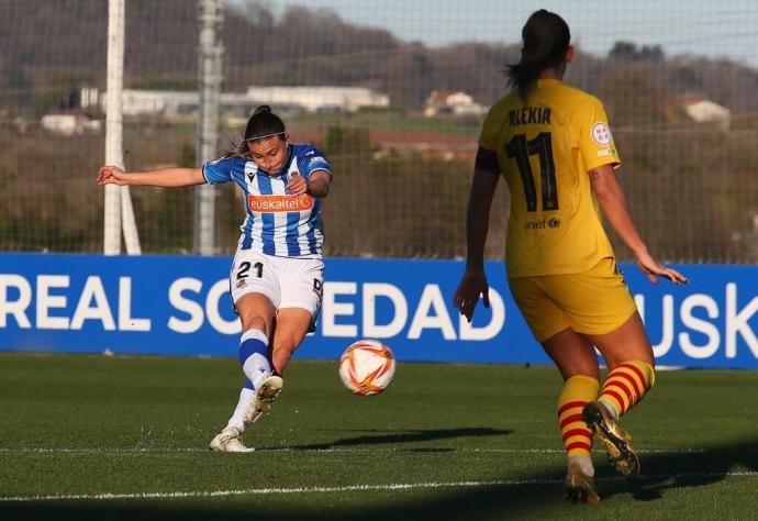 Gemma Gili se dispone a chutar el balón ante Alexia Putellas.