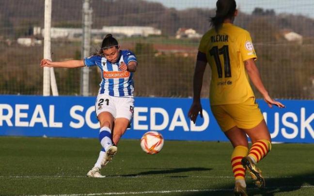 Gemma Gili se dispone a chutar el balón ante Alexia Putellas. Gemma Gili se dispone a chutar el balón ante Alexia Putellas.