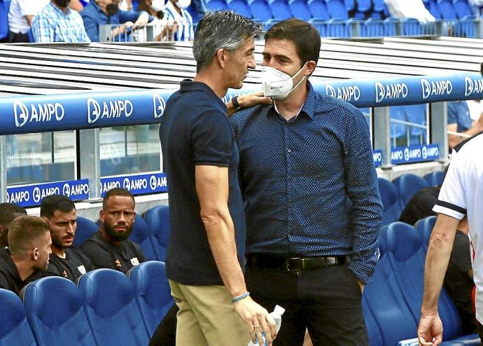 Imanol e Iraola conversan antes del comienzo del partido entre la Real y el Rayo de la primera vuelta.