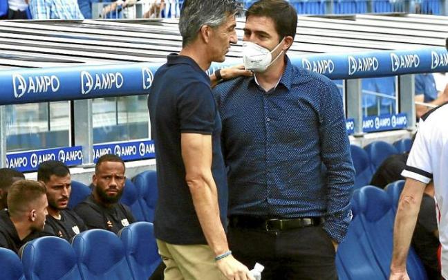 Imanol e Iraola conversan antes del comienzo del partido entre la Real y el Rayo de la primera vuelta.