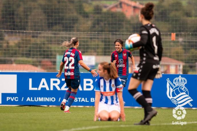 Ane Etxezarreta, de rodillas, se lamenta junto a la portera del gol del Levante, que celebran dos de sus jugadoras.