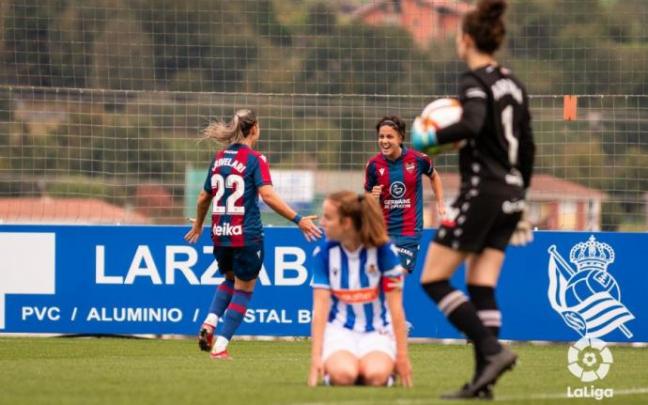 Ane Etxezarreta, de rodillas, se lamenta junto a la portera del gol del Levante, que celebran dos de sus jugadoras. Ane Etxezarreta, de rodillas, se lamenta junto a la portera del gol del Levante, que celebran dos de sus jugadoras.