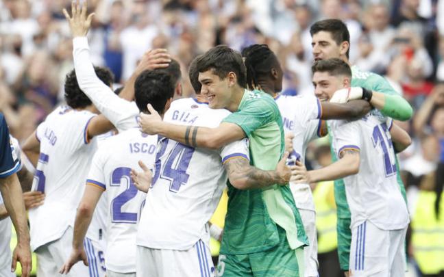 Los jugadores del Real Madrid celebran el título de Liga