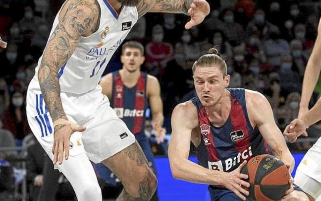 El exbaskonista Poirier intimida a Kurucs. Foto: Efe