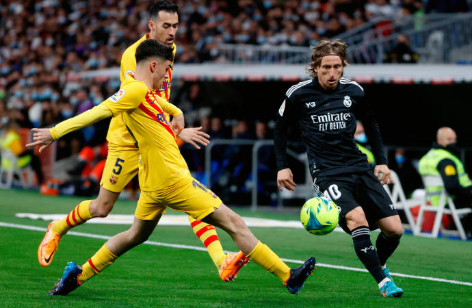 Luka Modric (d), disputa el balón ante Sergio Busquets (i) y Pedri.